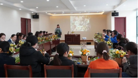 <a href=http://m.qmnd.cn target=_blank class=infotextkey><a href=http://m.qmnd.cn target=_blank class=infotextkey>雙良</a>環(huán)境</a>開(kāi)展“三八女神節(jié)” DIY插花活動(dòng)